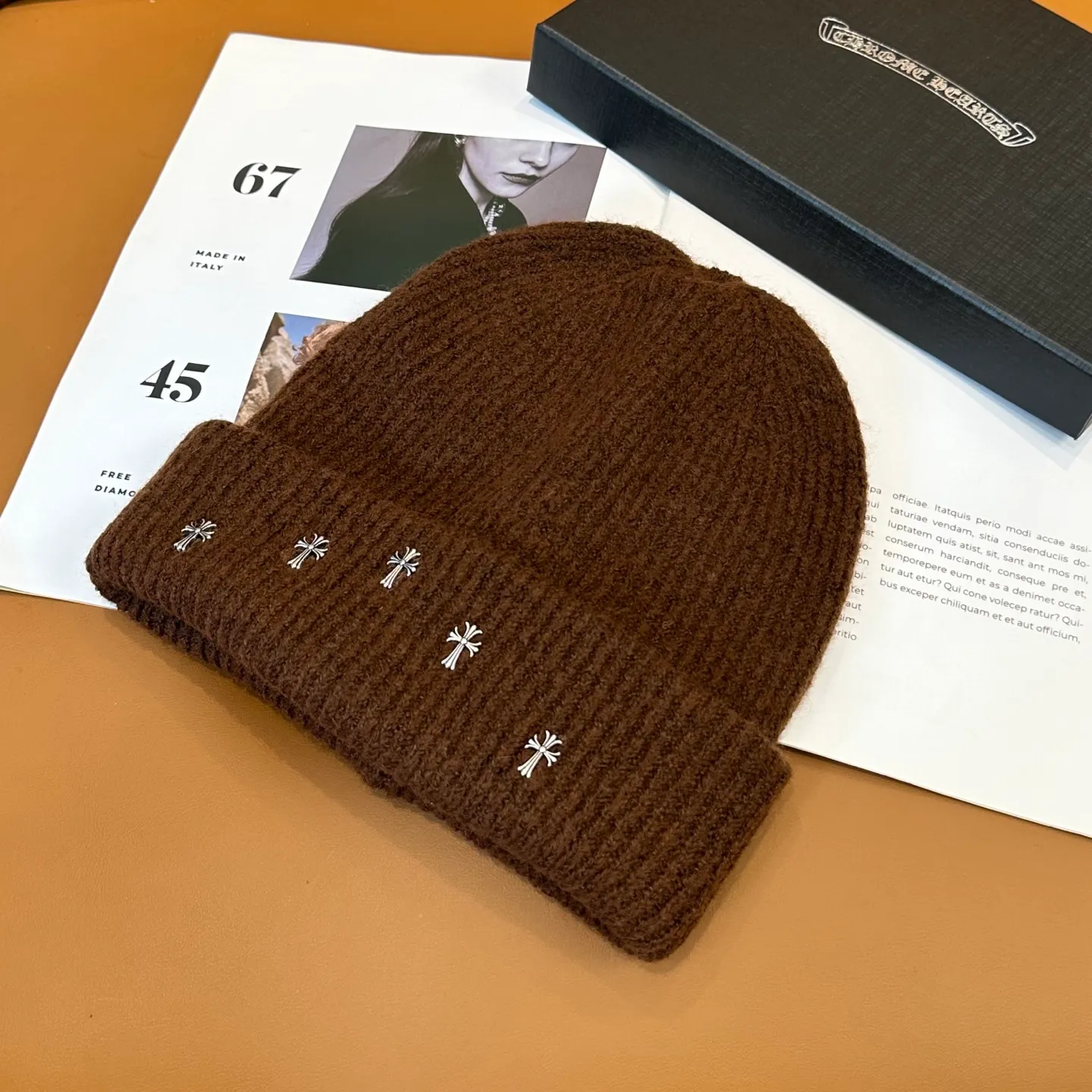 P56 🤍Chrome hearts new autumn and winter cross knitted hat🧶 One of the must-have hats in autumn and winter~ It really looks good on whoever wears it~, it is also a perfect match in black and white and gray in autumn~